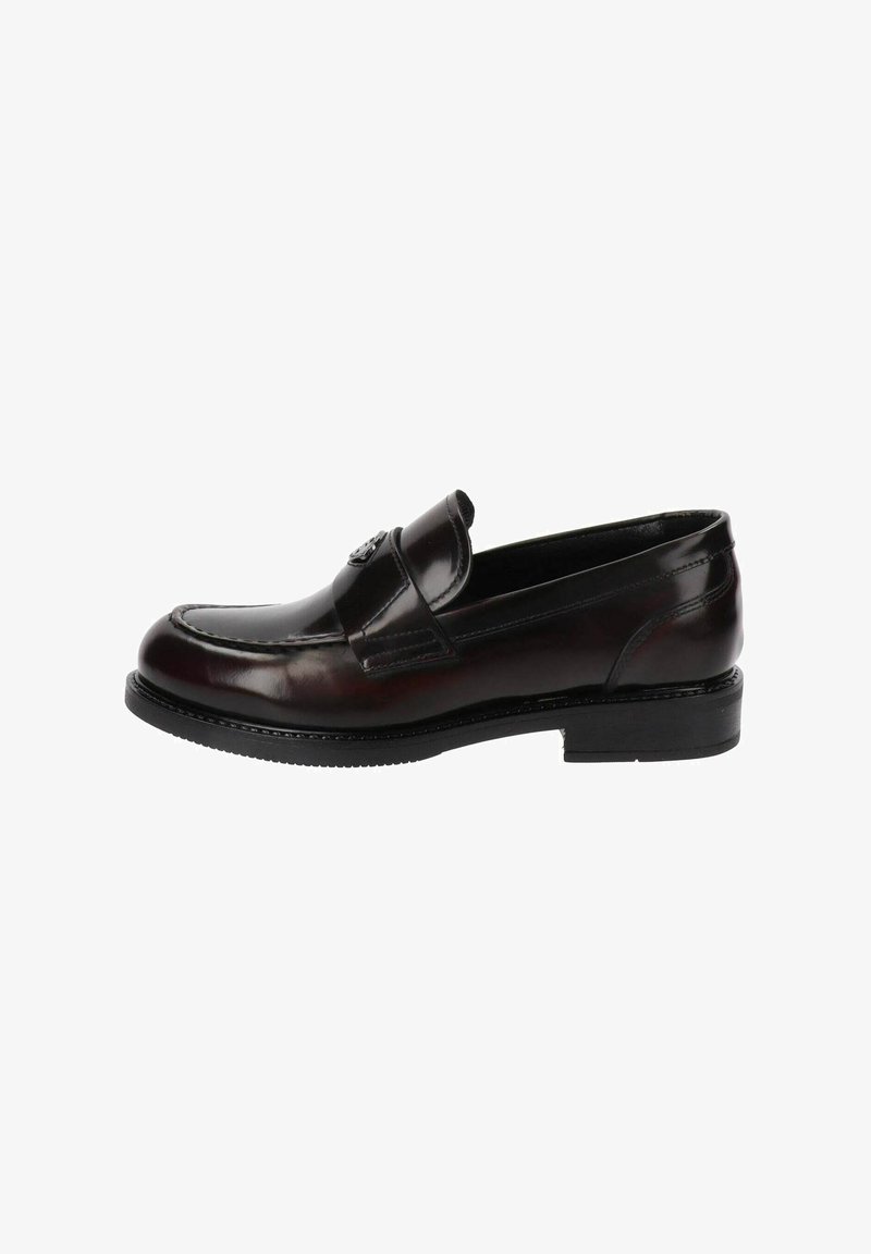 Mocassino in pelle bordeaux scuro, elegante e con punta arrotondata, fessura per monete tradizionale, cuciture sottili e tacco in gomma nera basso.