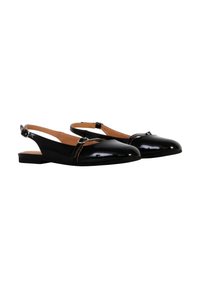 Scarpe slingback nere con finitura lucida in vernice, punte a mandorla, suole piatte e cinturino alla caviglia regolabile con dettagli in argento.