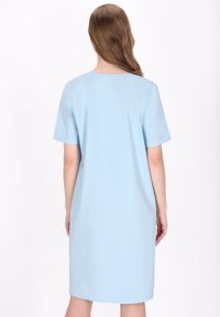 Helles blaues kurzärmeliges Kleid, aus glattem Stoff, knielang mit einem schlichten runden Halsausschnitt und ohne sichtbare Muster oder Verzierungen.