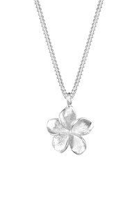 Silberne Halskette mit einem Anhänger in Form einer fünfblättrigen Blume. Der Anhänger hat eine strukturierte Oberfläche; die Kette hat ein glattes, gedrehtes Glieddesign.