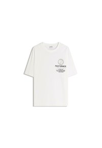 T-shirt bianco in cotone con maniche corte, collo girocollo e testo stampato in grigio. Presenta un logo circolare nella zona del petto.