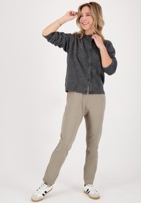 JE M'APPELLE MARA - Vest - grijs