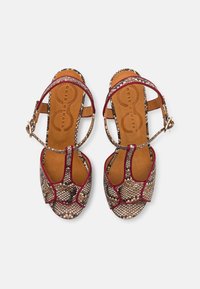 Chie Mihara Sandali z visoko peto - brown