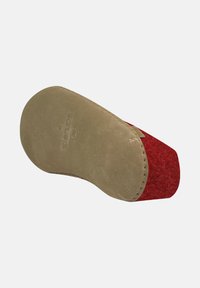 Rød slip-on hjemmesko med blød brun ruskindsål, synlige sømme langs kanten, og "glerups" prægede på sålen.