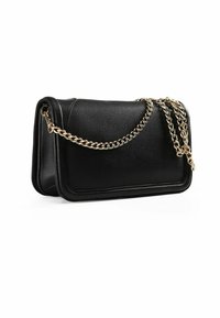 Borsa a tracolla nera in pelle con superficie texturizzata, forma rettangolare e tracolla in catena dorata. Presenta un design strutturato e accenti minimalisti.
