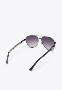 Awiator sunglasses w czarnej metalowej oprawce z gradientowymi szarymi soczewkami i detalami w panterkę na jednym z wewnętrznych ramion.