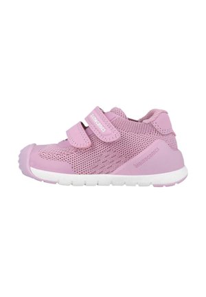 Zapatilla de malla transpirable en color rosa con dos correas ajustables de Velcro, puntera de goma y una suave suela blanca, que presenta acentos laterales texturizados.