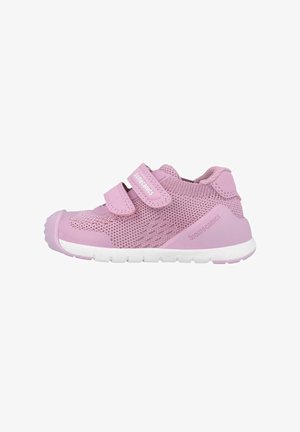 Zapatilla de malla transpirable en color rosa con dos correas ajustables de Velcro, puntera de goma y una suave suela blanca, que presenta acentos laterales texturizados.