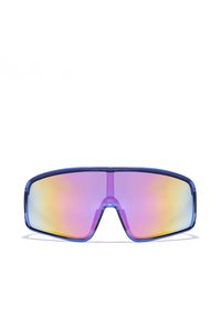 Gafas de sol deportivas con montura azul y grandes lentes espejadas degradadas que van del púrpura al amarillo. Diseño elegante y envolvente.