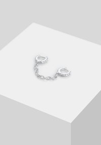 Sidabrinė grandinėlė auskaras su dviem apvaliais elementais, kiekvienas puošiamas mažais skaidriais cirkoniais, pasižymintis poliruotu paviršiumi ir atvira konstrukcija.