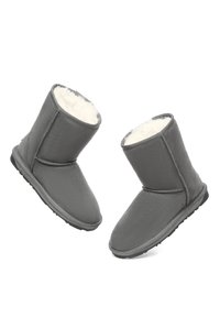 Graue Knöchelstiefel aus weichem Material mit einem kuscheligen weißen Innenfutter und Gummisohlen. Sie verfügen über ein einfaches Design mit minimalen Nähten.