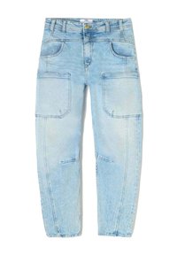 Lichtblauwe denimbroek met een relaxte pasvorm, meerdere zakken en een vervaagde wassing. Kenmerkend zijn de knoopsluiting en riemlussen.