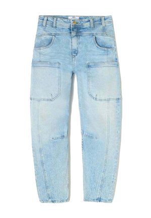 Pantalon en denim bleu clair avec une coupe décontractée, plusieurs poches et un lavage décoloré. Comprend une fermeture à bouton et des passants de ceinture.