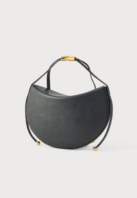 Μαύρη δερμάτινη τσάντα χειρός με στρογγυλεμένο, ημικυκλικό σχήμα. Διαθέτει λεπτούς ιμάντες και κούμπωμα σε χρυσή απόχρωση. Ομαλή υφή και μινιμαλιστικός σχεδιασμός.