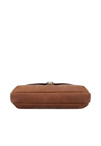Rechthoekige bruine suède clutch met een goudkleurige gesp, getoond vanaf de onderkant op een witte achtergrond.