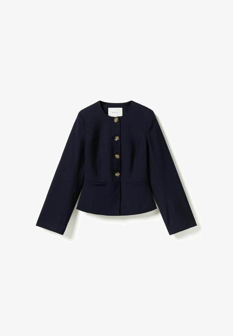 Γυναικείo blazer σε ναυτικό μπλε με μακριά μανίκια, στρογγυλή λαιμόκοψη, τέσσερα κουμπιά μπροστά και δύο μικρές σχισμές τσέπες.