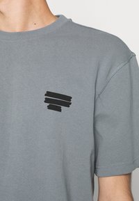 Only & Sons ONSOSRIS LIFE REDACT TEE - T-shirt estampada - stormy weather