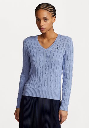 Pull en maille cablée bleu clair avec un col en V, des poignets et un ourlet côtelés. Présente un petit logo sur la poitrine gauche. Texture douce.