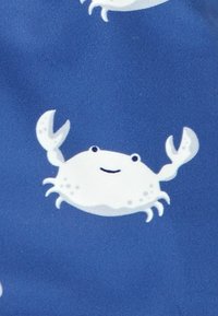 Ilustrație cu un crab alb, având o față zâmbitoare și clești ridicați pe un fundal albastru, cu detalii subtile de pete pe carapace.