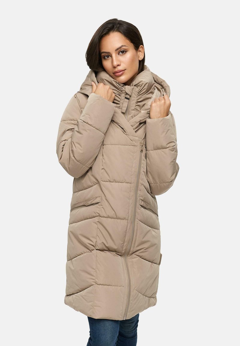 Doudoune beige avec un col montant, des poches latérales zippées et un design matelassé. Le tissu semble lisse et légèrement brillant.