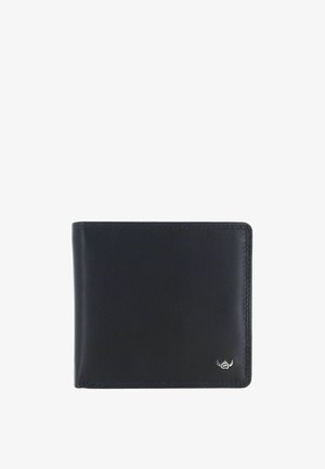 Portefeuille bifold en cuir noir avec un petit emblème logo argenté dans le coin inférieur droit, présenté fermé sur fond blanc.