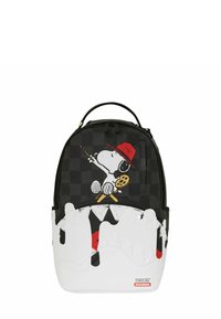Mochila en blanco y negro con un patrón a cuadros, con Snoopy llevando un sombrero rojo y pintando, con goteos de pintura en la sección inferior.