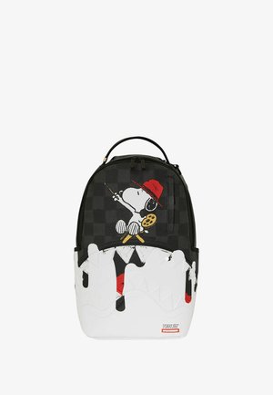 Zaino bianco e nero con un motivo a scacchi, caratterizzato da Snoopy che indossa un cappello rosso e dipinge, con gocce di vernice sulla parte inferiore.