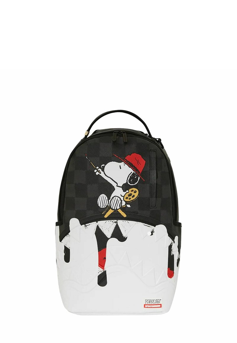 Mochila en blanco y negro con un patrón a cuadros, con Snoopy llevando un sombrero rojo y pintando, con goteos de pintura en la sección inferior.