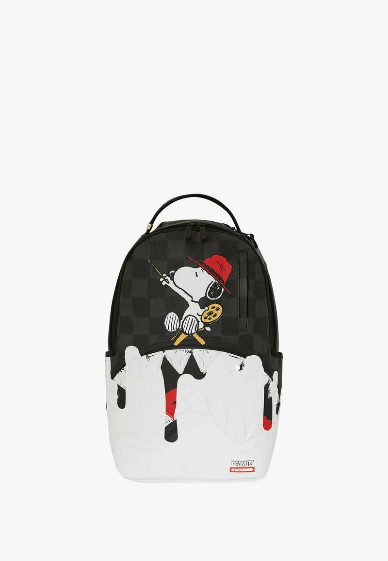 Zaino bianco e nero con un motivo a scacchi, caratterizzato da Snoopy che indossa un cappello rosso e dipinge, con gocce di vernice sulla parte inferiore.