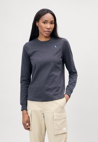 Donkergrijze lange mouwen shirt van katoen, met een ronde kraag, minimalistisch blauw logo op de linkerkant van de borst en een gladde textuur.