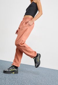 Nike Sportswear Träningsbyxor - beige