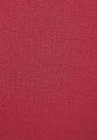 Rode geribbelde stof, gladde textuur met verticale lijnen, middellicht gewicht, die rekbaarheid en flexibiliteit biedt voor diverse kledingtoepassingen.