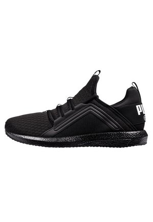 Schwarzer sportlicher Sneaker mit gestricktem Obermaterial, strukturierter Sohle, Schlupf-Design, elastischen Schnürsenkeln und Zuglaschen an Zunge und Ferse.