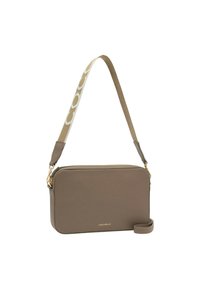 Taupefarbene rechteckige Umhängetasche aus Leder mit breitem beigen Riemen, der mit großen weißen Kreisen gemustert ist, und goldfarbenen Beschlägen.