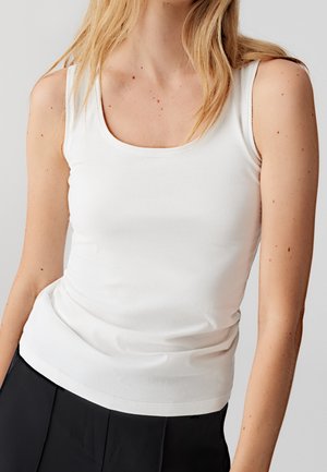 Débardeur blanc sans manches avec un col carré, fabriqué en tissu doux, présentant une coupe ajustée et une texture lisse. Aucun motif visible.