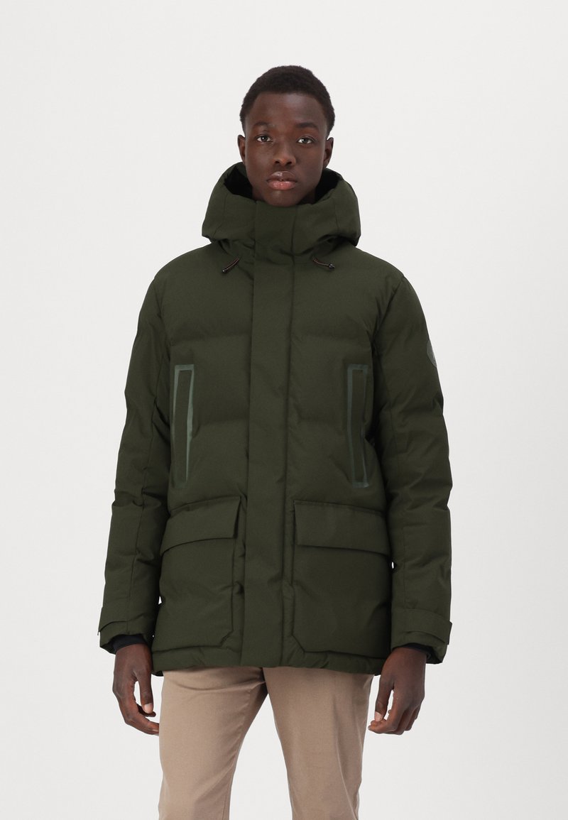 Gepolsterte Parkajacke in Dunkelgrün mit Kapuze, zwei Fronttaschen und kontrastierenden Akzenten auf den Brusttaschen.
