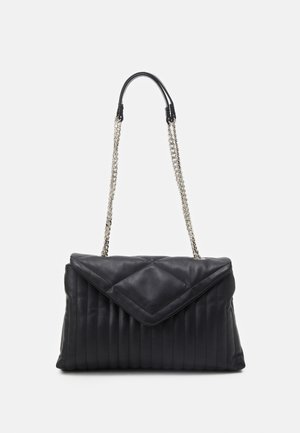 Sac à main en cuir matelassé noir avec rabat enveloppe et bandoulières en chaîne argentée avec repose-épaules en cuir noir.