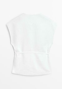 Haut blanc sans manches avec un col rond et une fine ceinture à la taille, posé à plat sur un fond blanc.