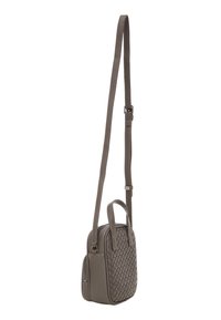 Szara skórzana torba typu crossbody z plecionym przodem, płaskim kształtem, małym rozmiarem, regulowanym paskiem oraz podwójnymi uchwytami do noszenia.