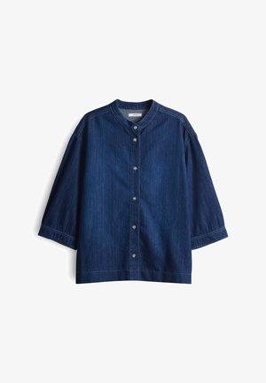 Denim overhemd met een ronde halslijn, knopen aan de voorkant, driekwartmouwen, donkerblauwe kleur en subtiele stikseldetails.