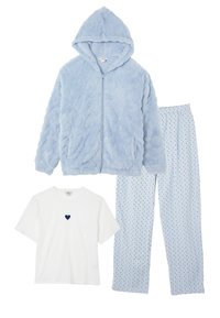 Himmelblaues, flauschiges Zip-Up-Hoodie, himmelblaue Hose mit kleinen dunklen Herzmustern und weißem T-Shirt mit kurzen Ärmeln und einem dunklen Herz auf der Brust.
