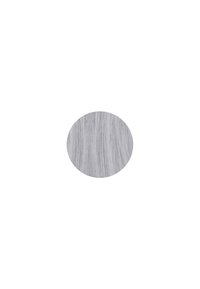 Capelli sintetici a forma arrotondata, caratterizzati da ciocche lunghe e lisce di colore grigio chiaro, con una consistenza morbida e una leggera lucentezza.