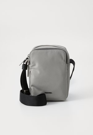 Siva vodoodporna crossbody torba z zadrgo, kratkim črnim trakom in nežnim logotipom. Gladka textura s kompaktno pravokotno obliko.