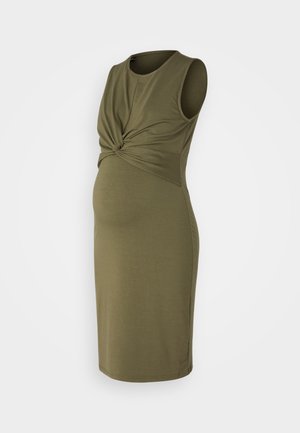 Olívovo zelené tehotenské šaty s bezrukávovým dizajnom, zhromaždeným detailom na páse, do kolien a hladkou textúrou látky.