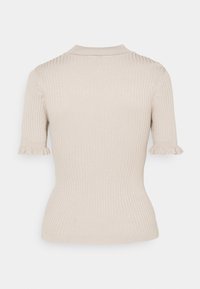 Beige geribbelde gebreide top met een aansluitende pasvorm, korte gerimpelde mouwtjes en een subtiele textuur. De halslijn is rond en netjes afgewerkt.