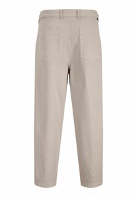 Μπεζ παντελόνι ψηλόμεσο, εμφανιζόμενο από πίσω, με ίσια πόδια, δύο μεγάλες πίσω τσέπες και θηλιές για ζώνη κατά μήκος της μέσης.