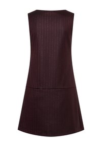 Ärmelloses Kleid in tiefem Burgunderrot mit vertikalen Streifen und tailliertem Schnitt, das in einem runden Saum ausläuft. Glatte Textur, minimale Details.
