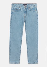 Vaqueros de mezclilla azul claro con corte slim, cinco bolsillos y cierre de botón. Presentan un ligero desgaste y un parche de marca distintivo en la cintura.