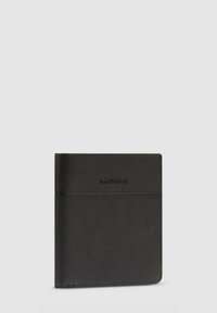 Zwart leren kaarthouder met een gladde textuur, slank ontwerp en een geperst "Piquadro"-logo. Voorzien van een horizontale sleuf voor kaarten.