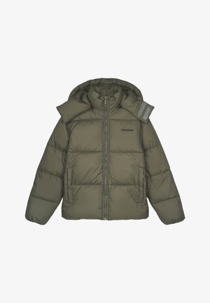 Jacket puffer de culoare verde măslin, cu glugă, închidere cu fermoar și două buzunare frontale. Prezintă un logo subtil și accente reflectorizante pe umăr.